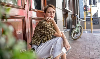 Benching: Eine Frau wartet auf eine Antwort