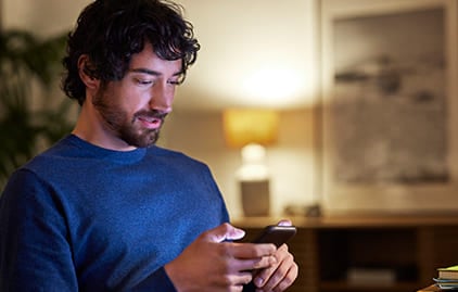 Frauen anschreiben vom Sofa aus