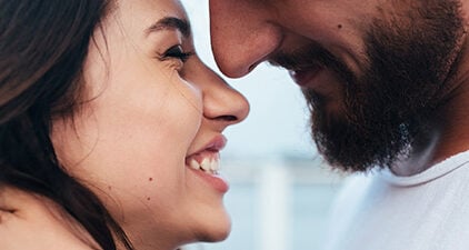 Ich liebe dich sagen: Mann will Frau küssen