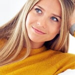 Hat er Interesse? Frau stützt in Gedanken ihren Kopf.