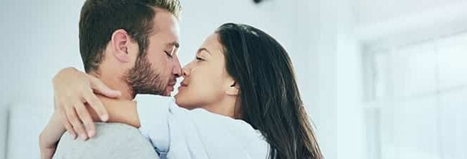 Liebessucht - Frau umarmt Mann