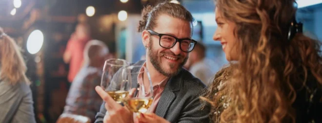 Kennenlernphase: Mann und Frau schauen sich beim Kaffee verliebt in die Augen