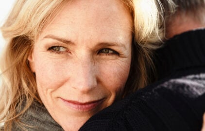 Eine Frau umarmt einen Mann.