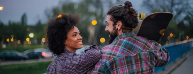 Ein Mann und eine Frau treffen sich zu ihrem ersten Date und starten ihre Verabredung mit einem Spaziergang