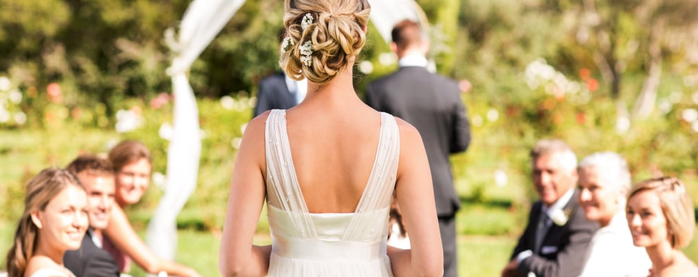 Frau in Hochzeitskleid und ist von hinten zu sehen