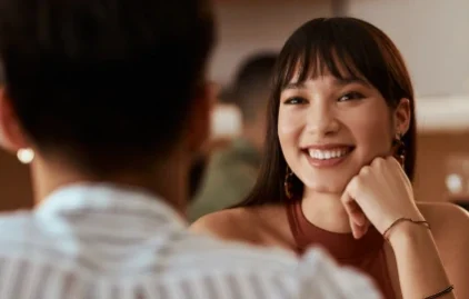 Mann deutet die Körpersprache einer Frau beim Date in einem Cafe