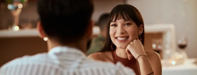 Mann deutet die Körpersprache einer Frau beim Date in einem Cafe