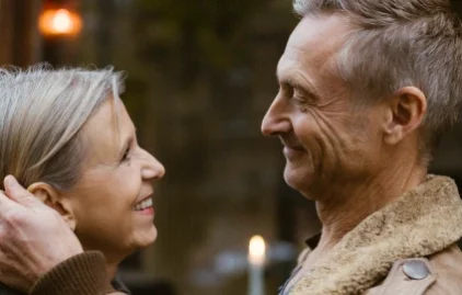 Eine Frau deutet die Körpersprache bei einem Date vor einem Cafe