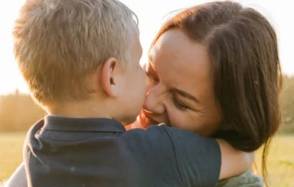 Mutter mit ihrem Kind, die sich auf ihr Date vorbereitet