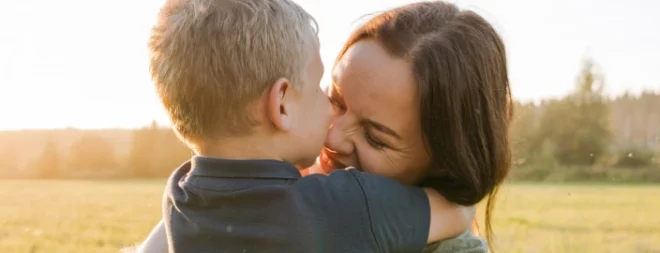 Mutter mit ihrem Kind, die sich auf ihr Date vorbereitet