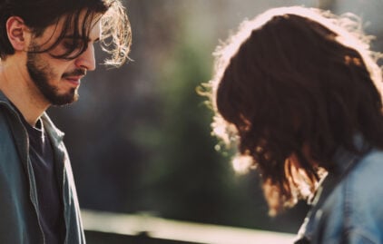 Ein Mann und eine Frau schauen unglücklich auf den Boden.