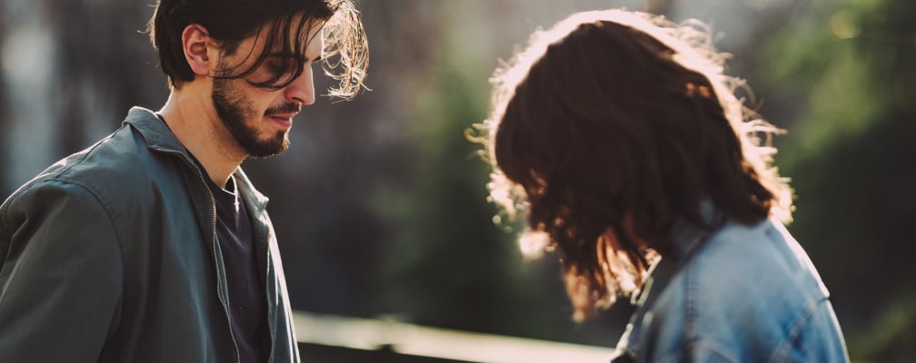 Ein Mann und eine Frau schauen unglücklich auf den Boden.