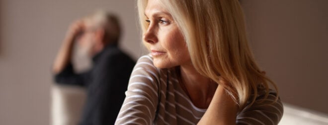 Ein Paar welches zwar gemeinsam auf einem Sofa sitz aber sich aber offensichtlich bereits voneinander entfernt hat