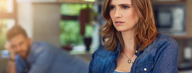 Beziehung beenden: Frau nachdenklich im Vordergrund