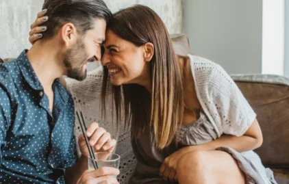 Paar flirtet auf dem Sofa