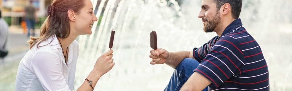 Date Ideen: Mann und Frau essen gemeinsam Eis